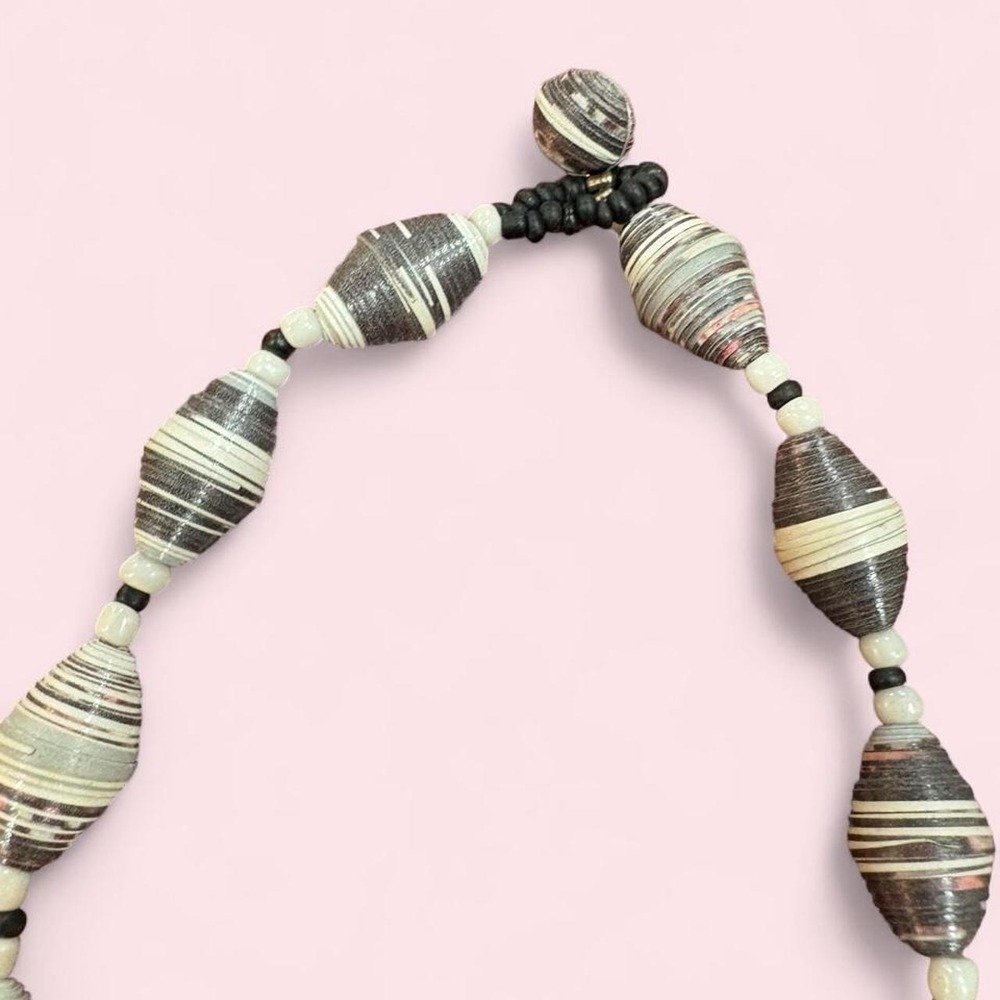 1-Life of Uganda necklace - Picture 3 of 3